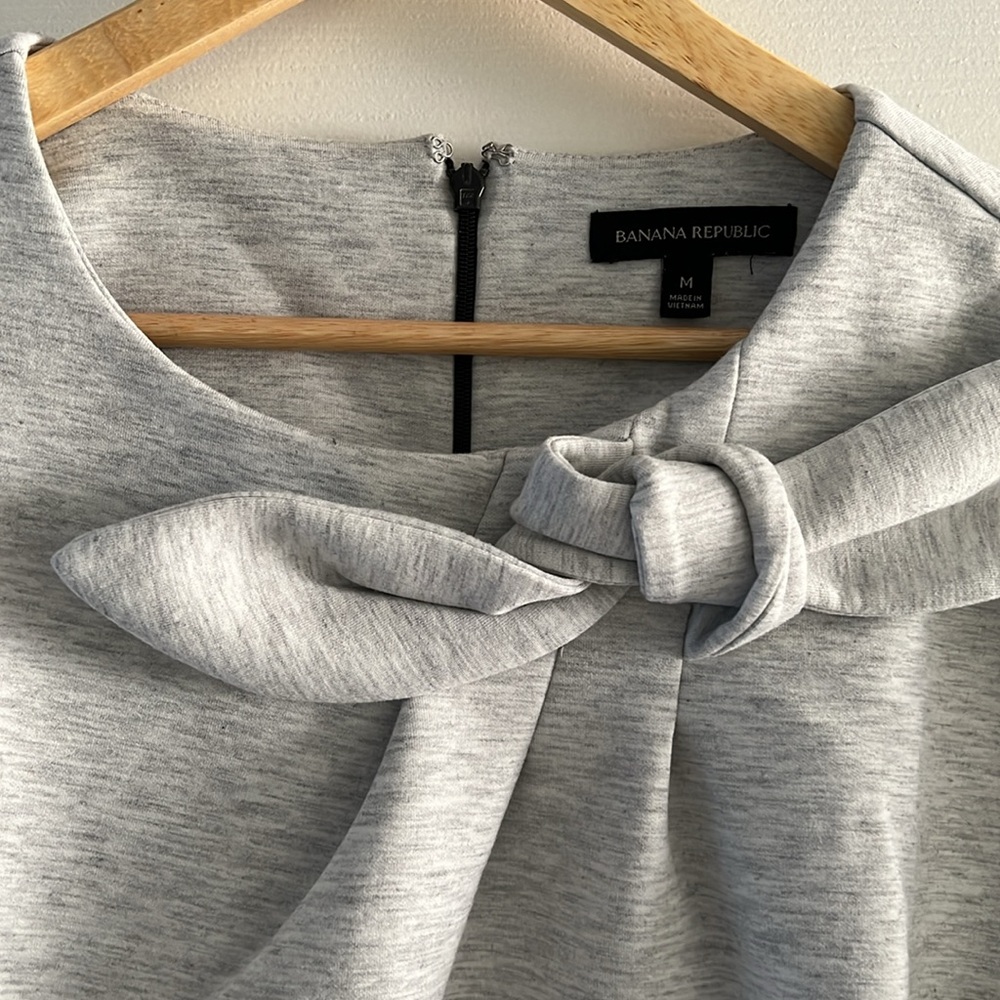 Banana Republic thermal Gray Long Sleeve Top with Knot Detailšā·ļøšŗ - Picture 2 of 6